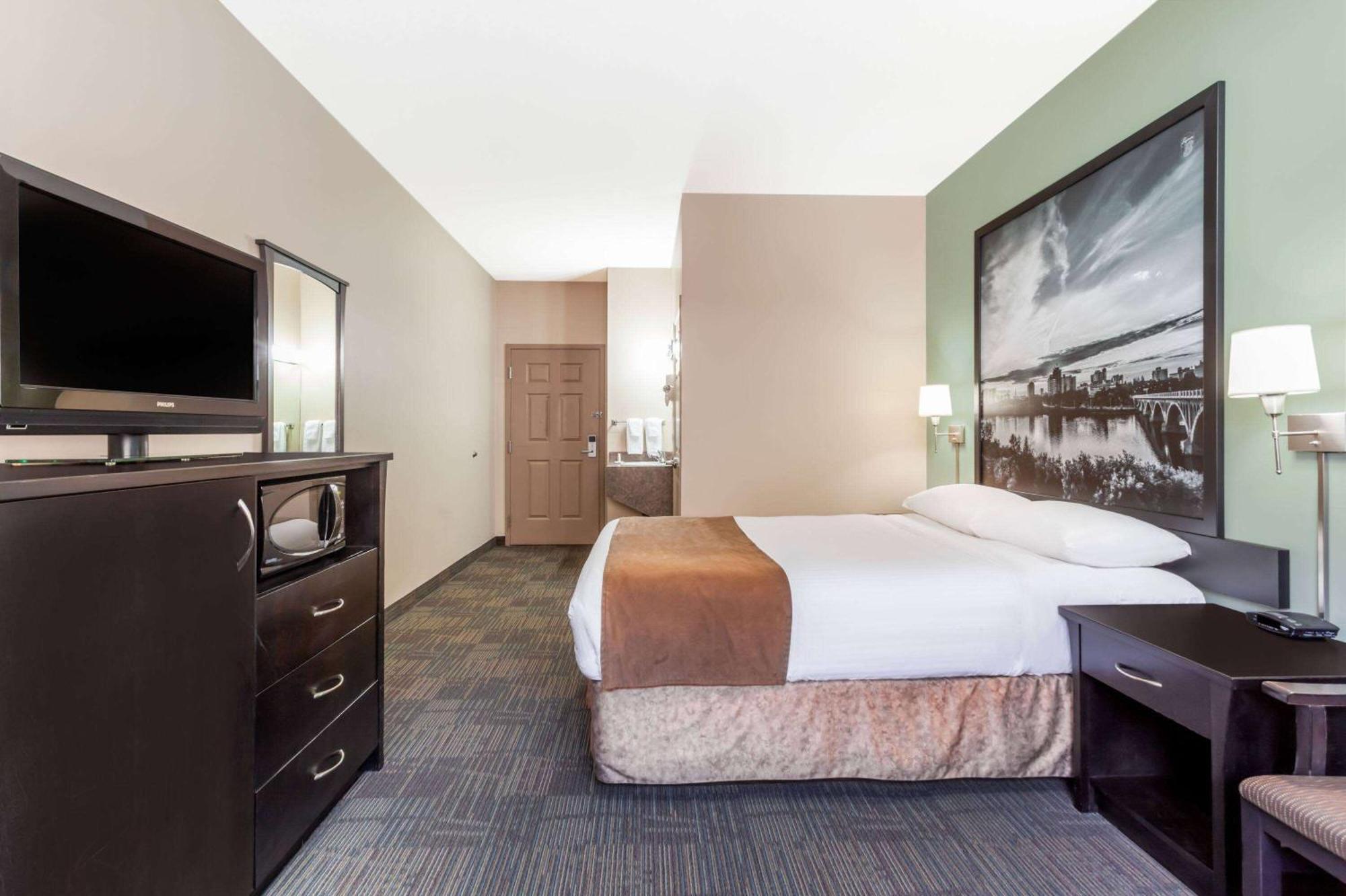 Готель Super 8 By Wyndham Saskatoon Near Saskatoon Airport Екстер'єр фото
